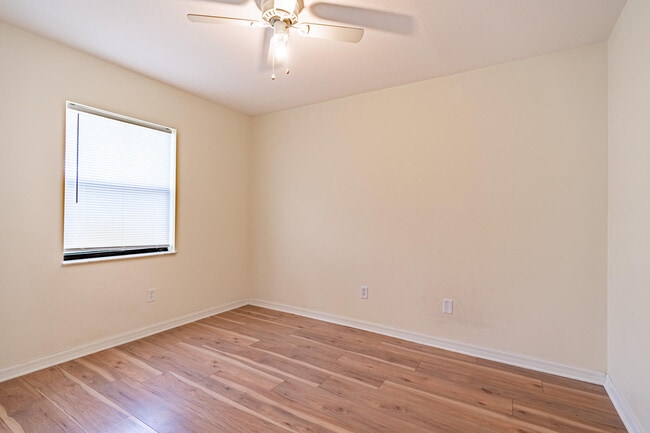 Building Photo - 607 SW Lucero Dr
