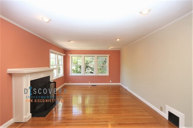 Building Photo - Piedmont Home with Bedroom Suite and Enclosed Yard