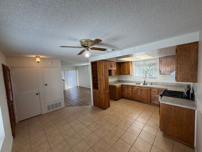 Building Photo - 837B E. Cook Street