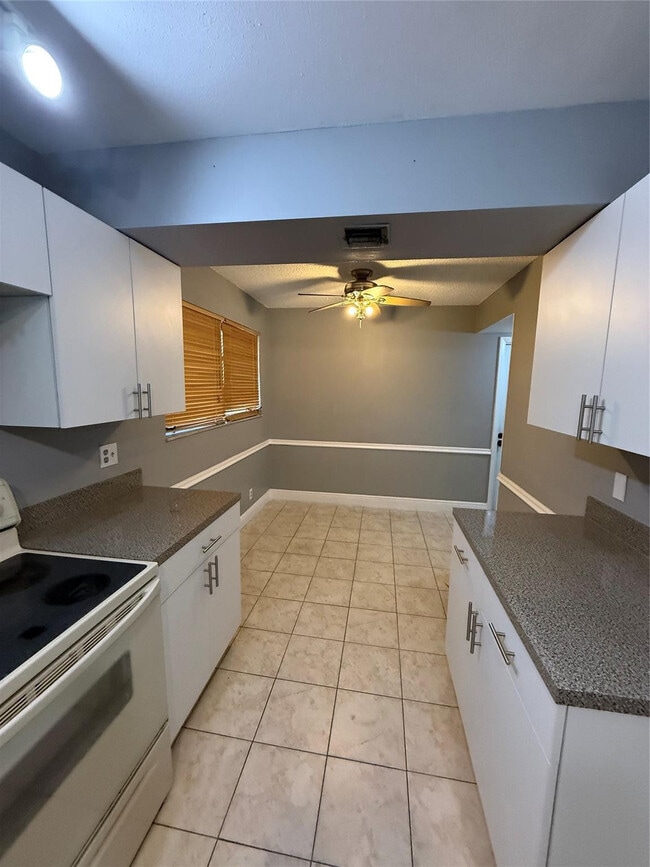 Building Photo - 2033 Coral Ridge Dr