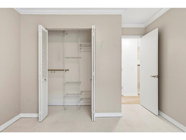 Building Photo - 821 Douglas Ave