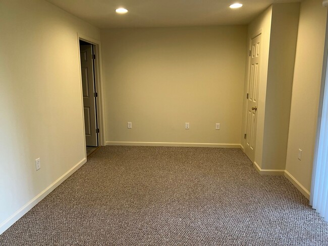 Building Photo - Spacious Townhome Close To EVERYTHING