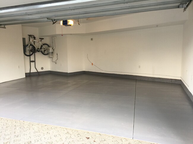 Empty garage - 2836 N Buzz Ct