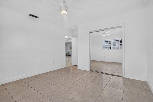 Building Photo - 2707 Bahama Dr