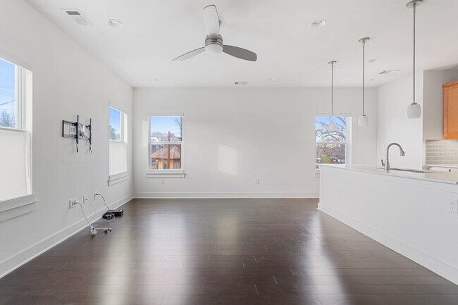 Building Photo - 2305 Coronado St