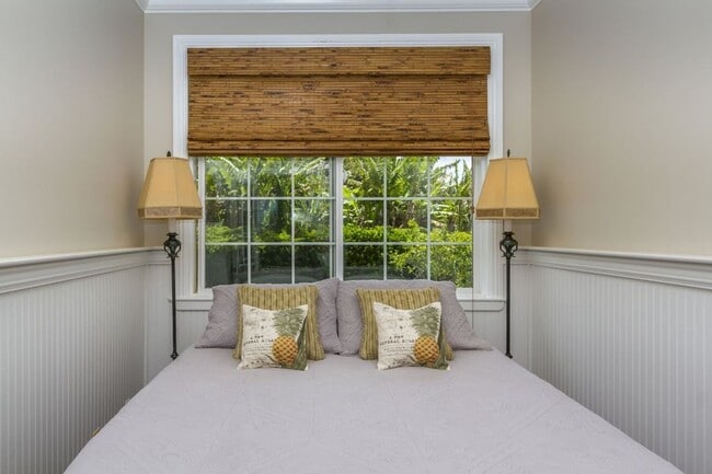 Building Photo - Estate on 1 acre 3 bedroom 2.5 baths and attached 2 car garage