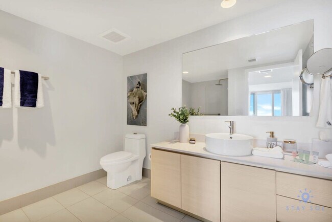 Building Photo - 2602 E Hallandale Beach Blvd