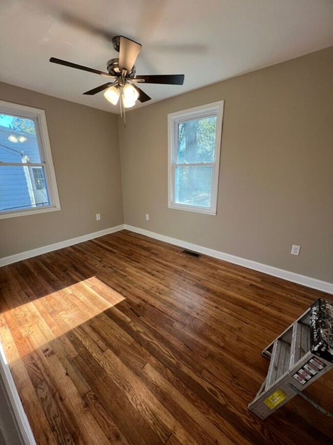 Building Photo - Newly renovated 2 bedroom 1 bath house!