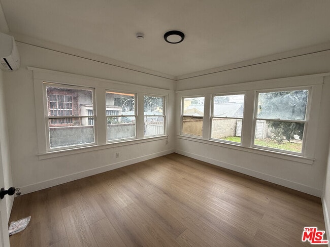 Building Photo - 4501 S Budlong Ave