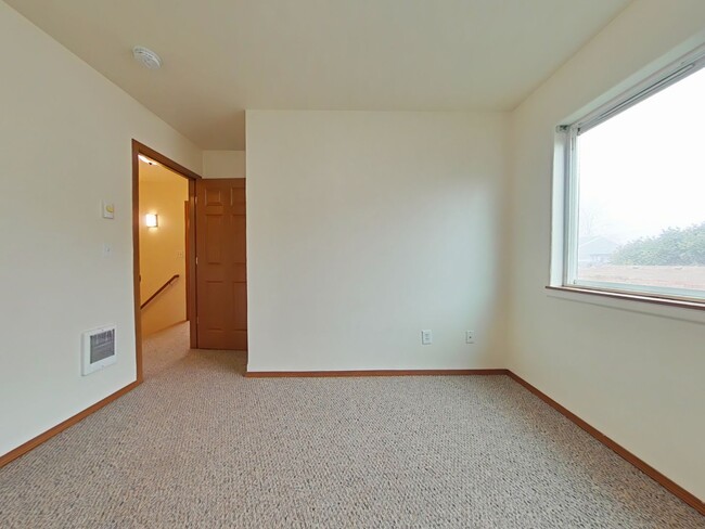 Building Photo - 3 Bedroom Townhouse ~ North Corvallis ~ Pe...