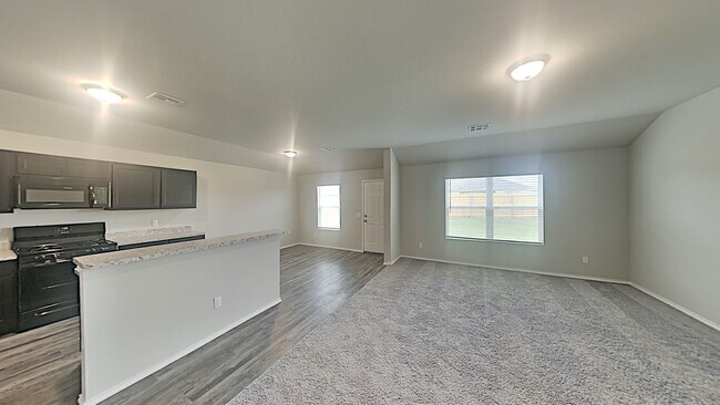 Building Photo - Very Nice 4 Bedroom 2 Bath Home in Yukon S...