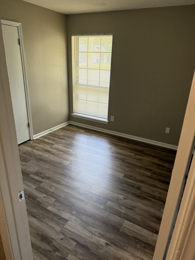 Building Photo - 2881 Normandy Dr