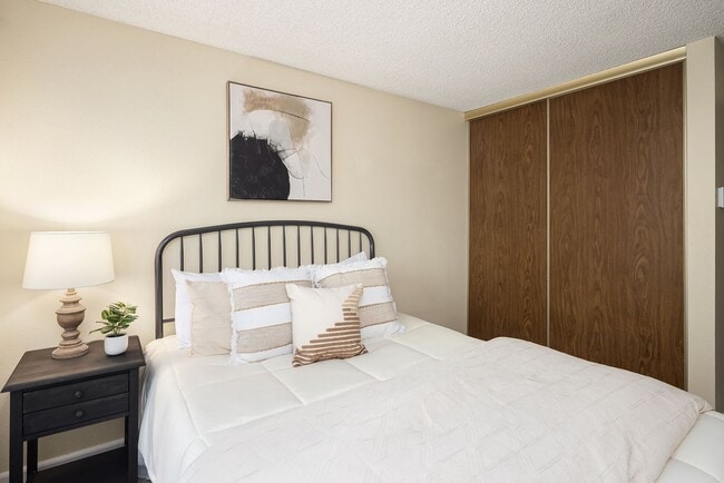 Building Photo - Spacious 2 bed, 1.25 bath, convenient loca...