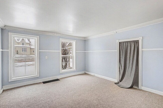 Building Photo - 501 Main St