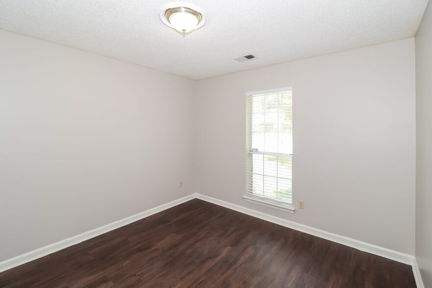 Building Photo - 5686 Richburg Ave