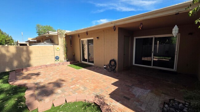Building Photo - 2 bed, 1 bath Tempe Townhome