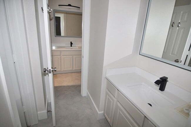 Building Photo - Stunning 4-2.5-2 with sparkling POOL in Gr...