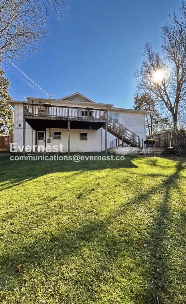 Building Photo - 3 Bed, 2 Bath Home with Fenced Yard / Pet-Friendly / Available Now!