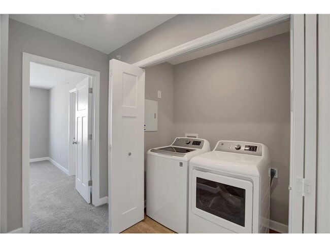 Building Photo - 855 Roselyn Dr