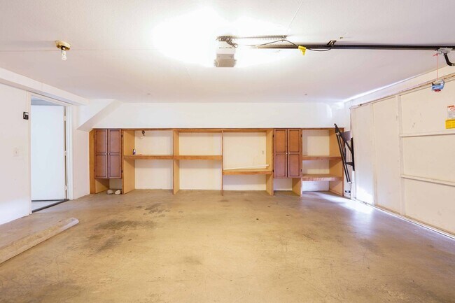 Building Photo - >>> THREE BEDROOM + THREE BATHS TOWNHOUSE ...