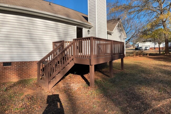 Building Photo - AVAILABLE NOW! 3 Bedroom 2 Bath Home on over 1 Acre in York with Clover Schools
