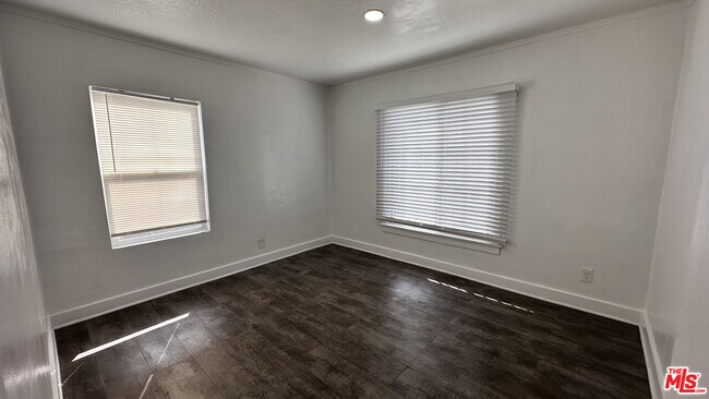 Building Photo - 1709 W 70th St