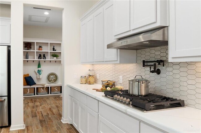 Building Photo - 33 E Silos Ave