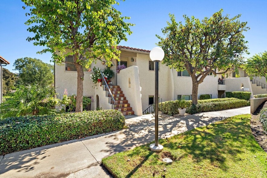 Building Photo - 31654 W Nine Dr