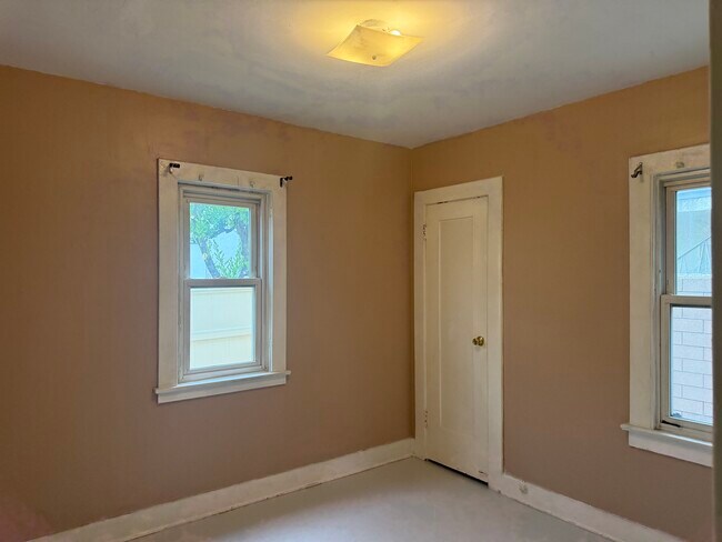 Building Photo - 1133 W Lexington Dr