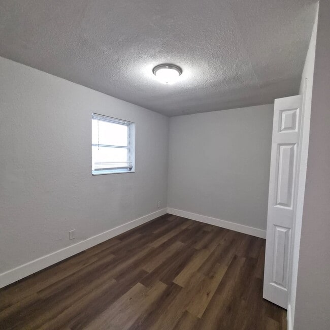 Building Photo - 5311 NE 10th Ave