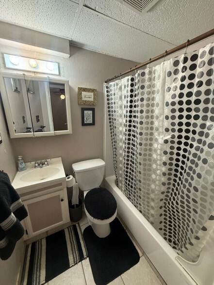 Building Photo - 405 Hillis St