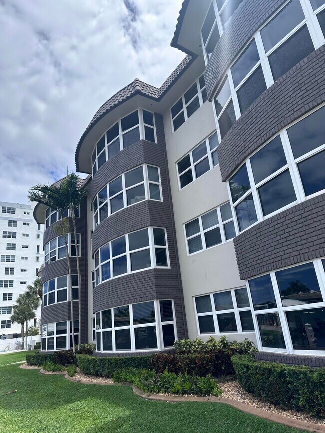 Building Photo - 3121 NE 51st St