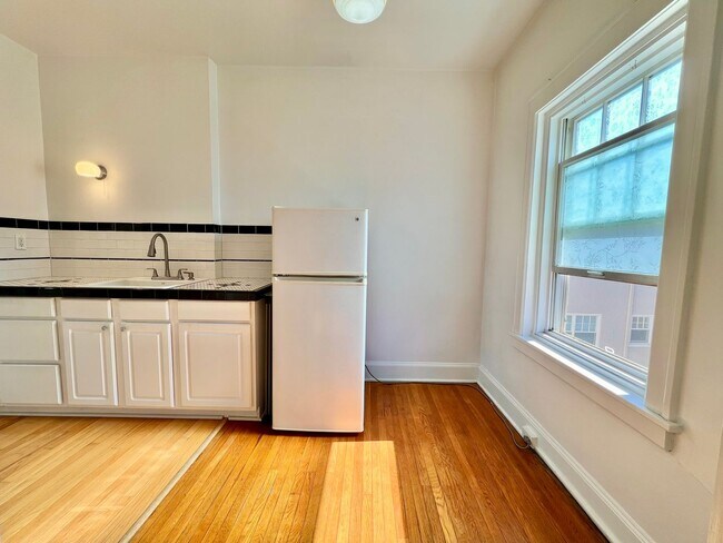 Building Photo - Historic Studio with Murphy Bed, Storage & Prime Alphabet District Location!