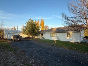 Building Photo - In The Country But Near Town!!