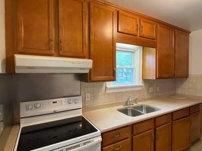 Kitchen - 128 Standish Dr