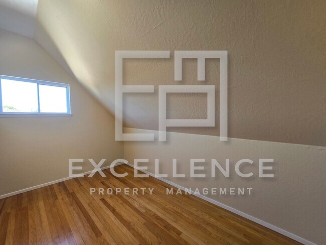 Building Photo - 2 Story 4/2 + Office, Hwf, Pets Negotiable...