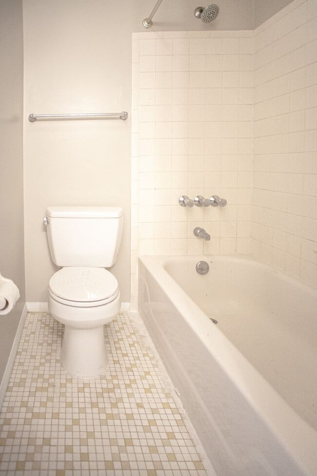 Building Photo - A Beautifully Renovated Modern Townhome!