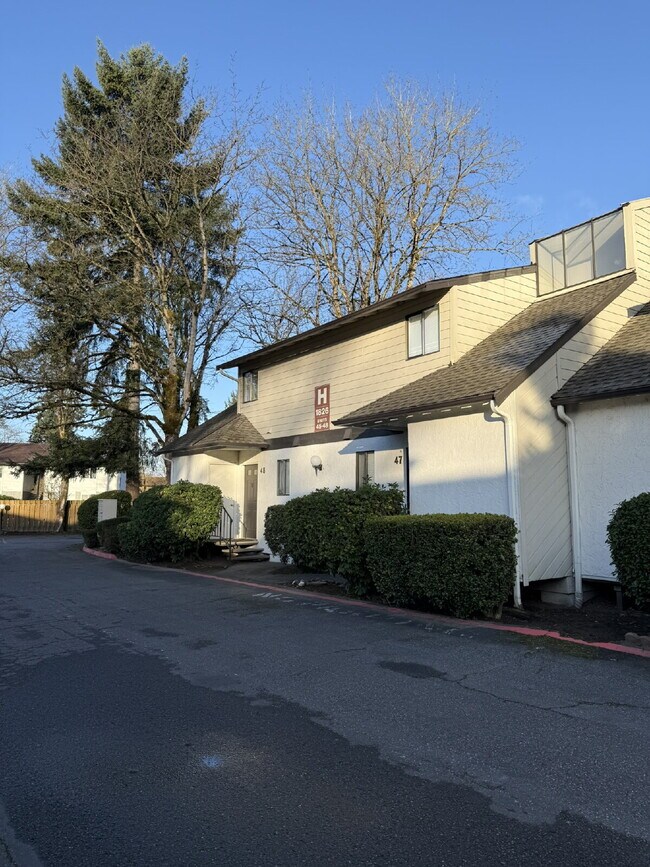 Building Photo - "Spacious 2-Bedroom with 1.5 Baths in the Heart of Kent – 1072 Sq Ft of Comfort!"