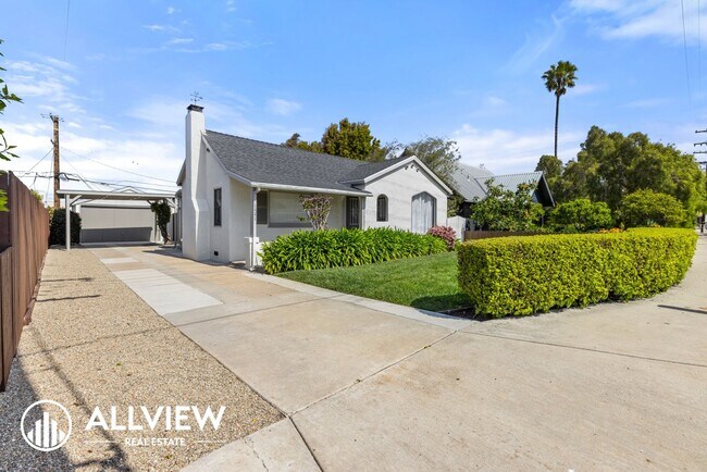 Building Photo - Charming 3 Bedroom 1 Bath Costa Mesa Bungalow