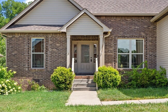 Building Photo - 3 Bedroom 2 Bath Home For Rent Near Post!