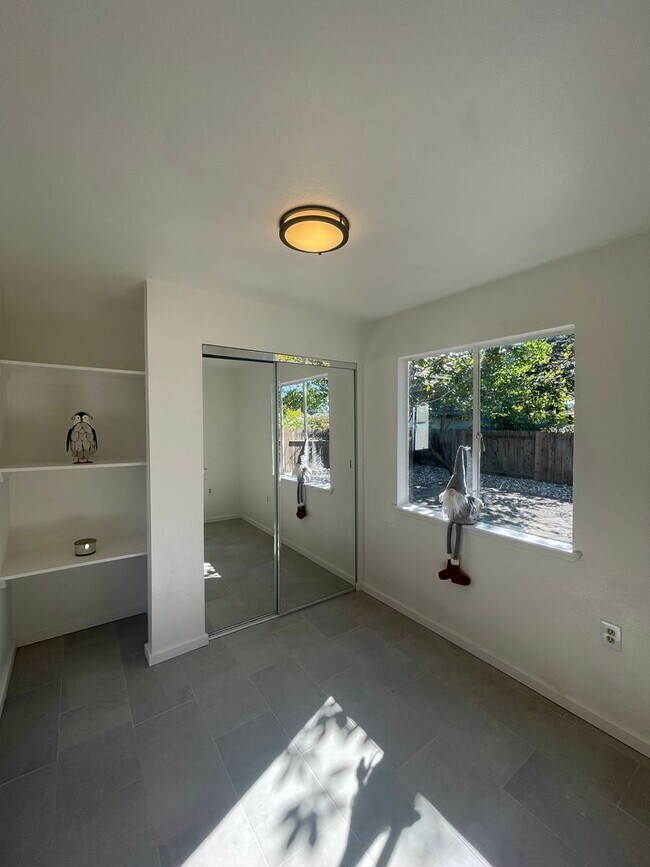 Building Photo - AVAILABLE NOW! 3 BEDROOM/2 BATH IN FAIRFIELD