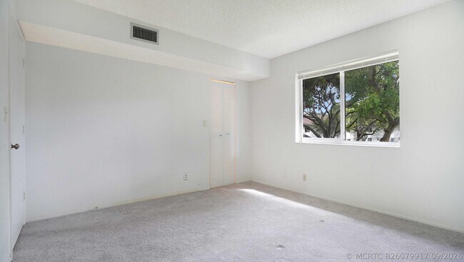 Building Photo - 505 Gardens Dr