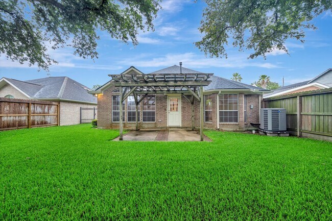 Building Photo - 2421 Baycrest Dr