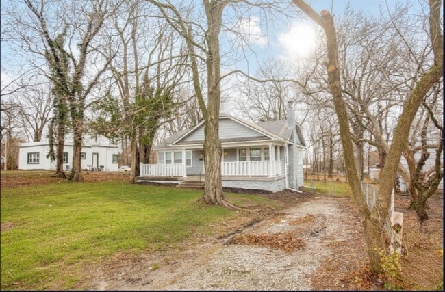 Building Photo - SEE IT NOW: Charming Updated Home in a Quiet Kansas City Neighborhood!