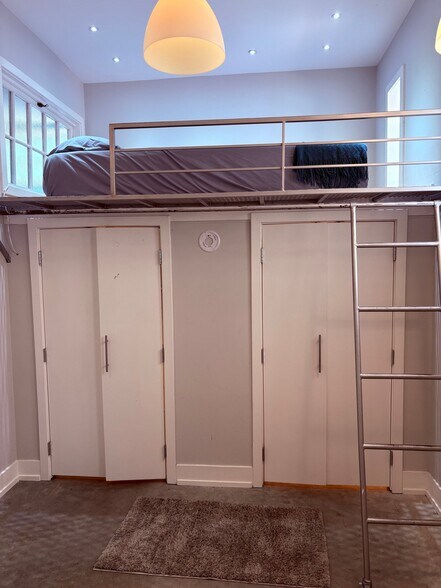 Building Photo - 1833 5th St NW