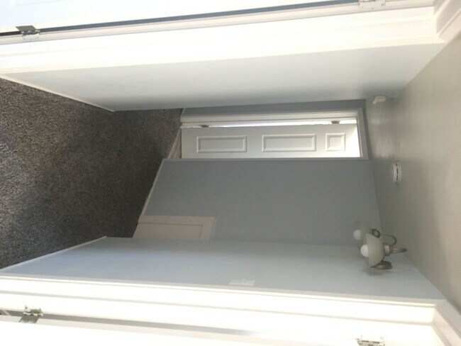 Building Photo - 3 Bed / 1 Bath Home Near Bakersfield College – $1,725 + Deposit