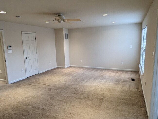 Building Photo - Gorgeous 3 level townhouse in North Potoma...