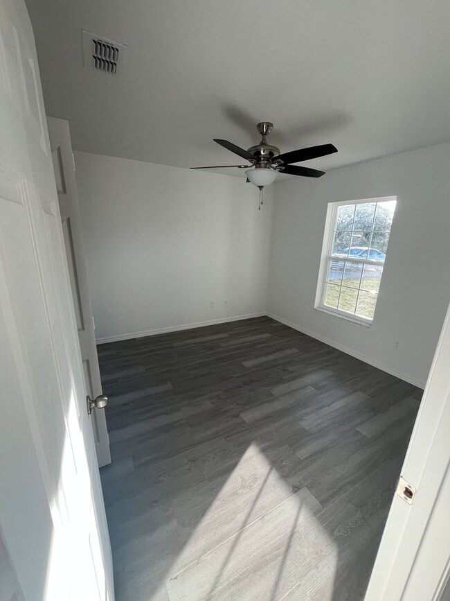 Building Photo - 980 Waldon Ave