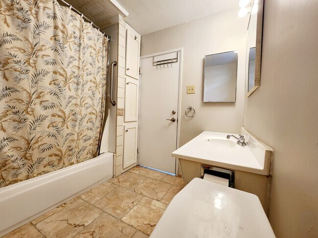 Building Photo - 2055 Alta Pasa Dr