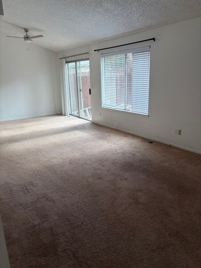 Building Photo - 3 Bed, 2.5 bath home in Carson City, Available 11/11